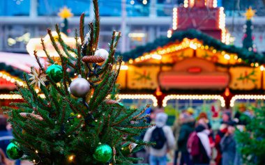 Noel ağacı süslemeleri Anma Kilisesi 'nin yeni Noel pazarında