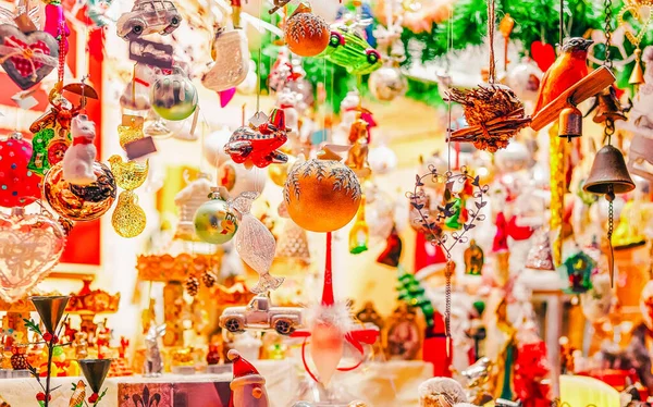 Christbaumschmuck auf dem Weihnachtsmarkt von Vilnius neu — Stockfoto