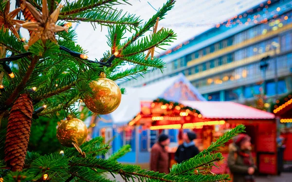 Новогодняя елка Рождественского базара в храме-памятнике — стоковое фото