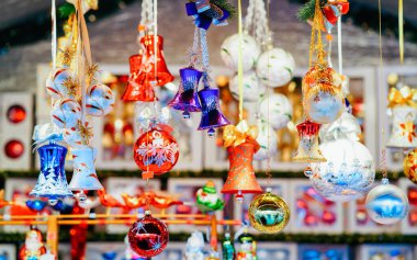 Noel ağacı süslemeleri. Berlin Belediye Binası 'ndaki Noel Pazarı.