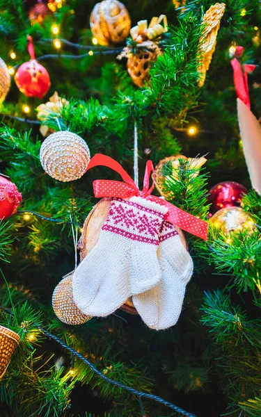 Tuyau tricoté sur l'arbre de Noël à Riga nouveau — Photo