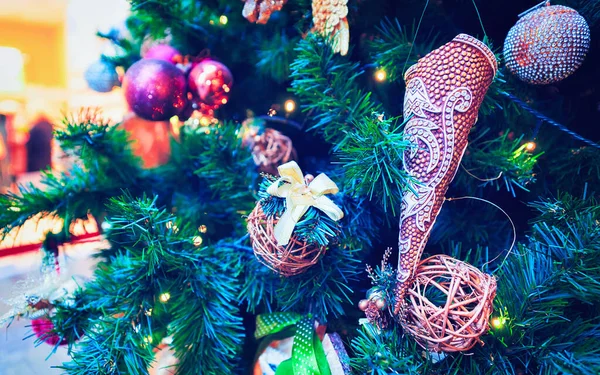 Podrobnosti o vánočním stromečku v Rize v Lotyšsku — Stock fotografie