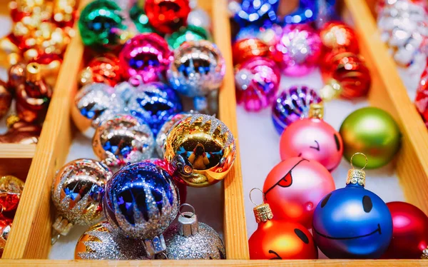 Decoraciones del árbol de Navidad en el Mercado de Navidad en el Ayuntamiento Berlín nuevo —  Fotos de Stock