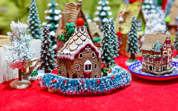 Керамические дома ручной работы и новый Рождественский рынок — стоковое фото