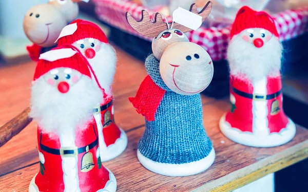 Noel Baba ve Ren geyiği kışı Rovaniemi ile market tezgahı — Stok fotoğraf