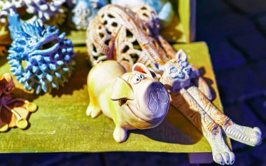 Riga Noel pazarında yeni seramik kedi ve domuz satışı