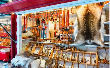Ren geyiği kürkü, Rovaniemi Finlandiya 'da Noel Pazarı' na boynuz takıyor.