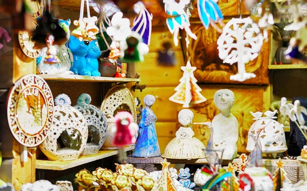 Engelchen-Statuen zum Verkauf auf Rigaer Weihnachtsmarkt neu — Stockfoto