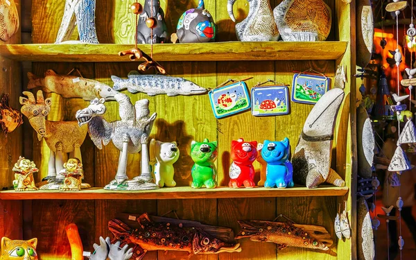 Keramiska leksaker på hyllan Riga Julmarknad nya — Stockfoto