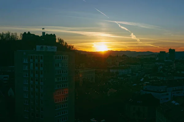 Vue panoramique sur le centre-ville de Ljubljana et le coucher de soleil du château — Photo