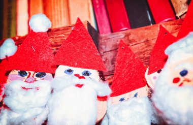 Rovaniemi 'deki el yapımı Noel Baba oyuncakları.