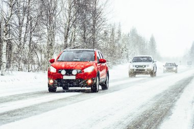 Laponya 'da Rovaniemi' de kış yolunda araba.