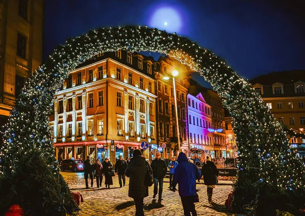 Lidé na Vánoční trati Arch na vánočním trhu v Rize — Stock fotografie