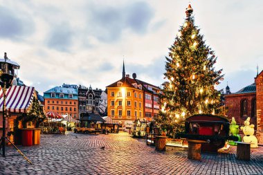 Yılbaşı ağacı Kubbesi Akşamleyin Letonya 'da Riga Meydanı