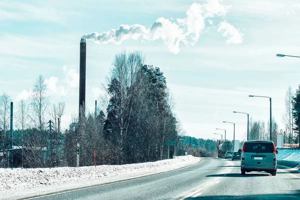 Minivan y coches en la carretera en Finlandia invierno Rovaniemi — Foto de Stock