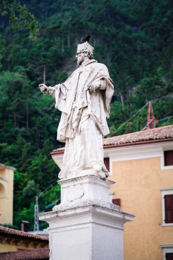 Arco şehrinde dini heykeli olan şehir manzarası