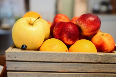 Yaz kahvaltısı için sağlıklı vejetaryen meyve kutusu.