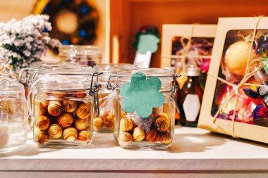 Vilnius Noel pazarında satışa sunulan şenlikli hediyelik eşyalar