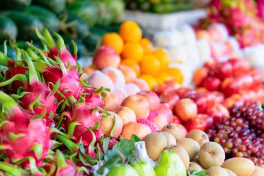 Hanoi 'de Pitaya ejderha meyvesi yeşil guava sapodilla