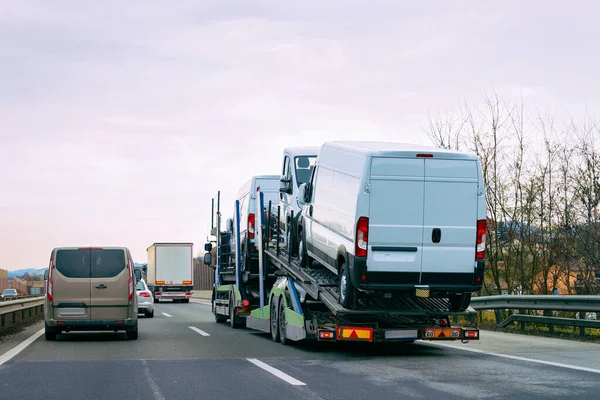 Minivan transportör lastbil i väg Bilar — Stockfoto