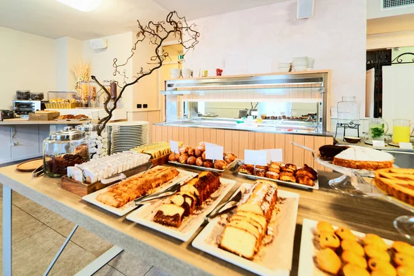 Hotel kue manis pastry Sarapan restoran interior latar belakang — Stok Foto