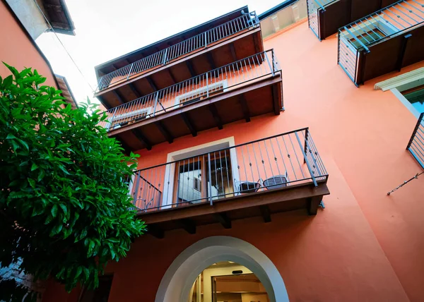 Balconi di Colorato Moderno appartamento residenziale e condominio Garda Foto Stock