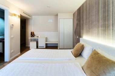 İtalya 'da otel odasının içi ve modern tasarım mobilyaları.
