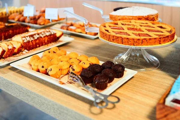 Sladké muffinové těsto s čokoládou v kavárně a pekárně — Stock fotografie