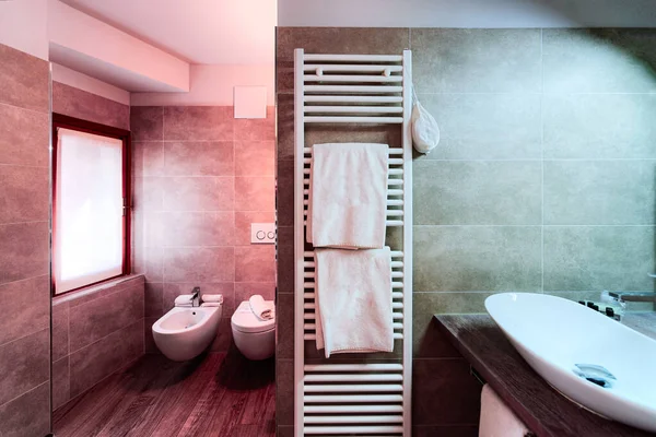 Modernes weißes Badezimmerdesign von luxuriösem Interieur Italien — Stockfoto