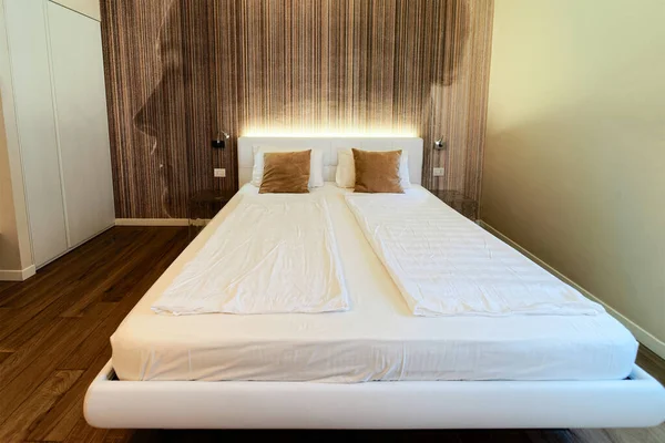 Интерьер спальни Современная мебель в отеле Италия — стоковое фото