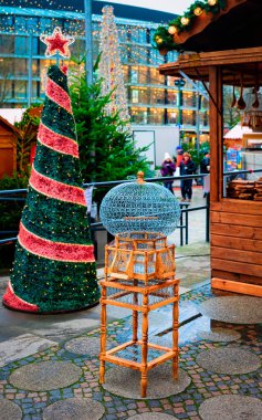 Almanya 'daki Noel pazarında yeni dekorasyon ve Noel ağacı