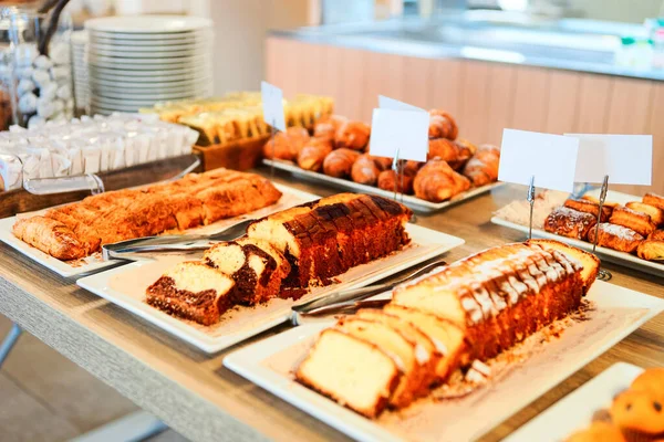 Pastelaria de chocolate doce e torta de limão no café e padaria — Fotografia de Stock