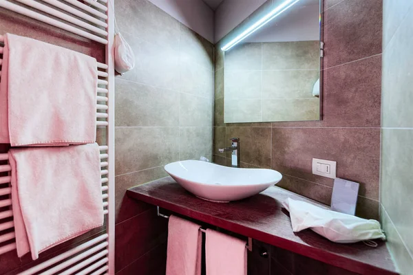 Modernes weißes Badezimmerdesign in luxuriösem Interieur Italien — Stockfoto