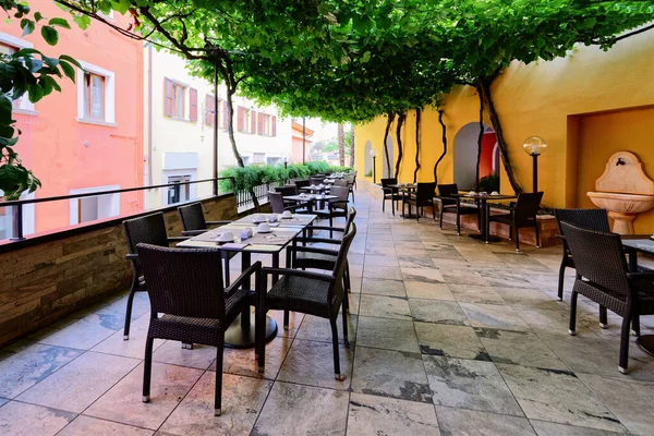 Interior restoran sarapan teras dan hotel pada arsitektur latar belakang — Stok Foto