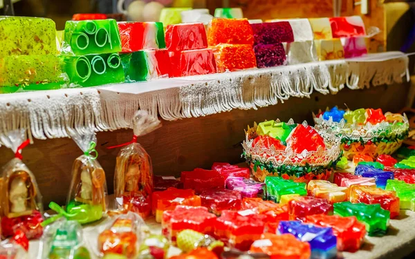 Sapone fatto a mano festivo al mercato di Natale di Riga — Foto Stock