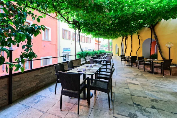 Terrazza dell'Hotel colazione ristorante interno su architettura di sfondo — Foto Stock