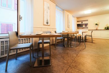 Otel kahvaltı restoranının iç mimarisi.