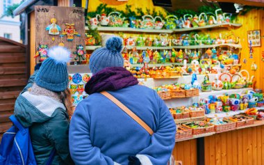 Charlottenburg Sarayı 'nda Noel Pazarı' ndaki insanlar Kış Berlin 'de