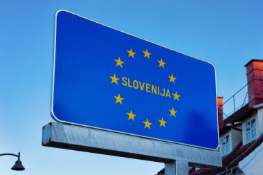 Sloven Eu yıldızlarıyla mavi üzerine modern trafik tabelası