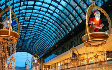 Noel Baba alışveriş merkezinde ve Noel süsü Berlin 'de yeni