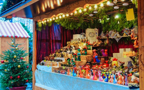 Kerstmarktkraam bij Kaiser Wilhelm Memorial Church Berlin nieuw — Stockfoto