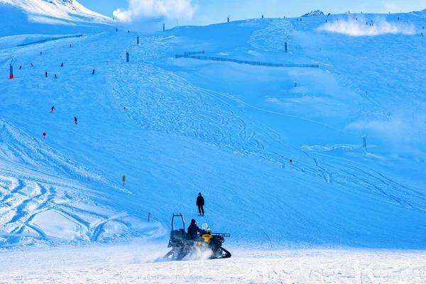 Лыжники и обслуживающий снегоход на стадионе Циллерталь в Австрии — стоковое фото