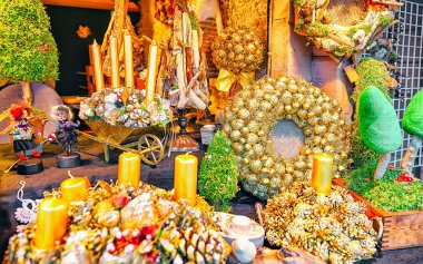 Mumlu altın Noel çelenkleri Riga Noel Pazarı yeni