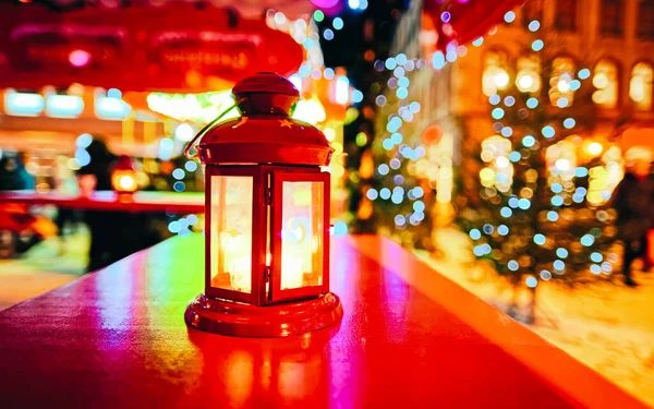 Фонарь на европейском рождественском рынке на площади Ливу — стоковое фото