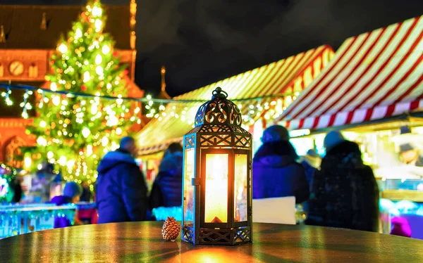 Linterna con vela dentro del Mercado de Navidad de Riga nuevo —  Fotos de Stock