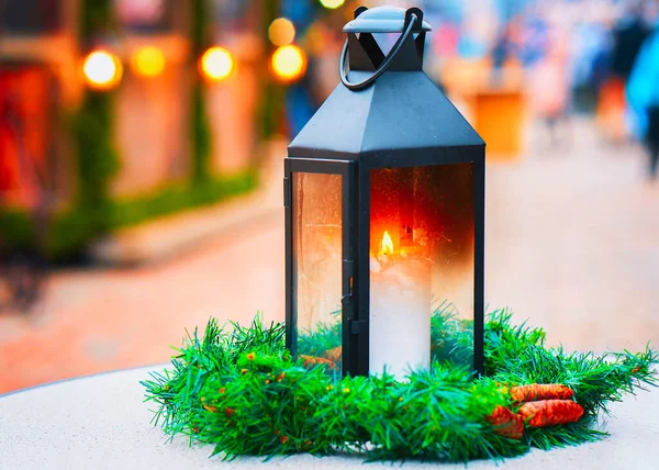 Lanterna con candela dentro al Mercatino di Natale Riga novità — Foto Stock
