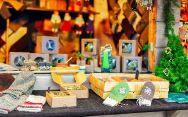 Riga Noel pazarında yeni örgü eldivenler.