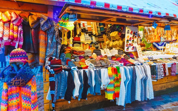 Lembranças tricotadas em barracas no mercado de Natal em Riga novo — Fotografia de Stock