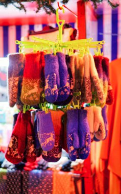 Yün örülmüş eldivenlerle tezgah Riga 'nın yeni Noel gecesi