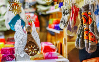 El yapımı keten melek ve çoraplar Riga 'nın yeni Noel pazarında asılı.